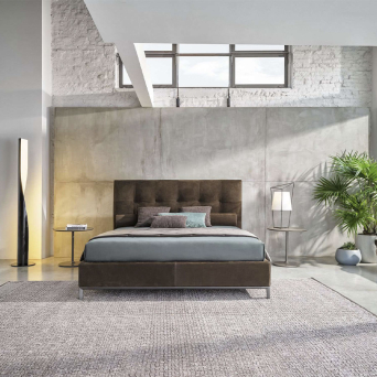Cama Max Capitonné de la firma de diseño italiano Twils en acabado arena y vista escorzada. 2