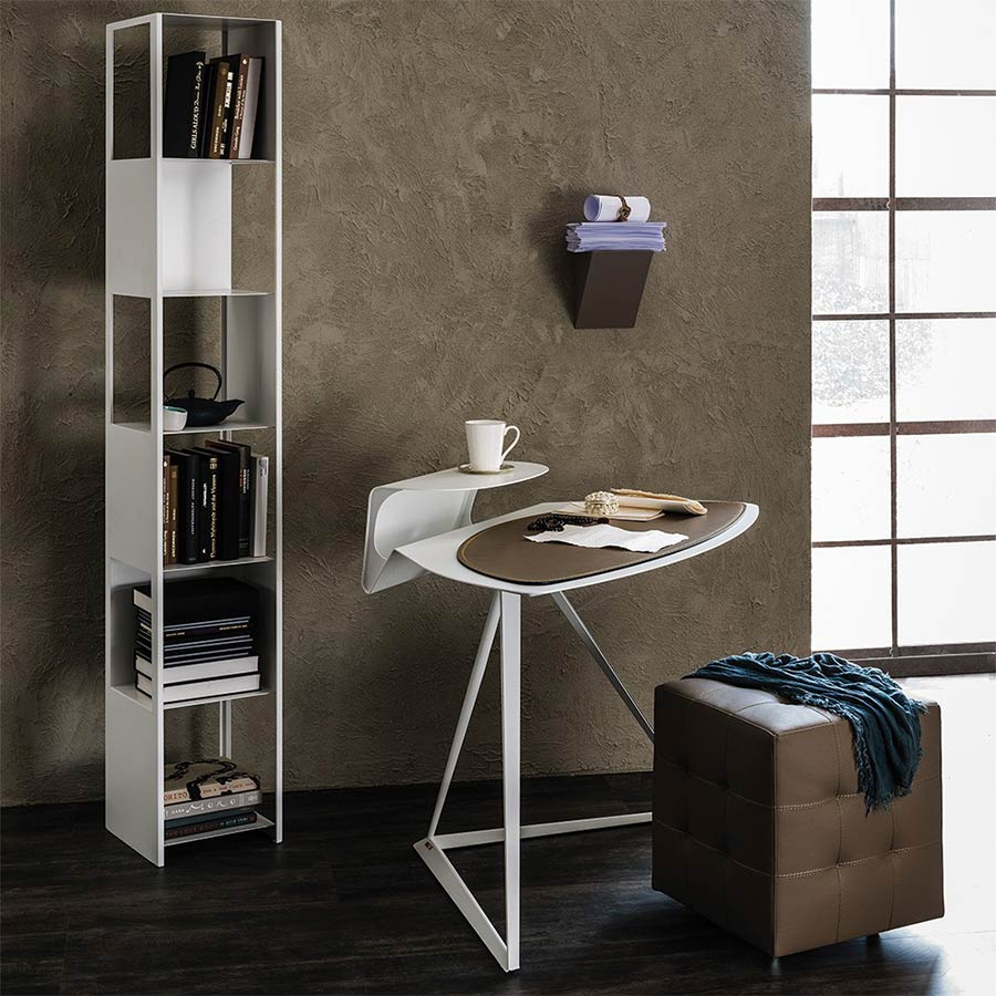 Vista en ambiente junto a estantería del Escritorio Storm de Cattelan Italia