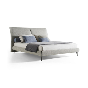 Cama Sail de la firma de diseño italiana Twils tapizada en gris y vista escorzada.