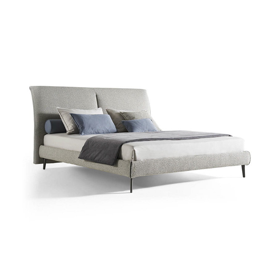 Cama Sail de la firma de diseño italiana Twils tapizada en gris y vista escorzada.