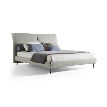 Cama Sail de la firma de diseño italiana Twils tapizada en gris y vista escorzada.