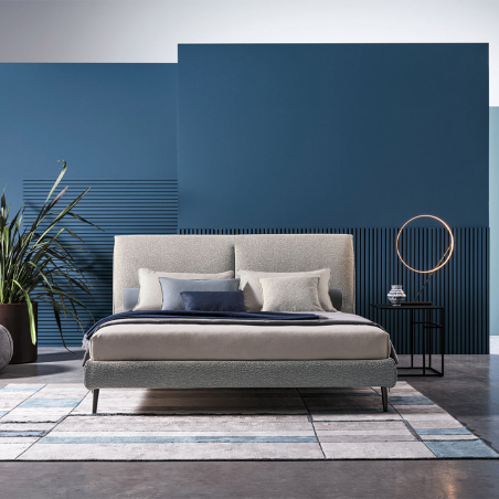Cama Sail de la firma de diseño Twils en tapizado gris y vista ambiente frontal.