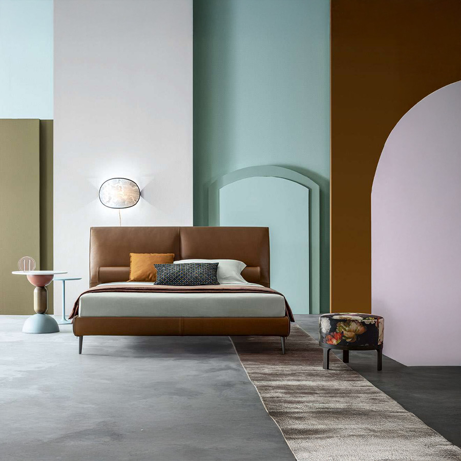 Cama Sail de la firma de diseño italiano Twils en acabado piel marrón y vista ambiente frontal.