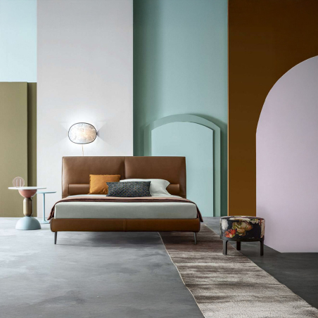 Cama Sail de la firma de diseño italiano Twils en acabado piel marrón y vista ambiente frontal.