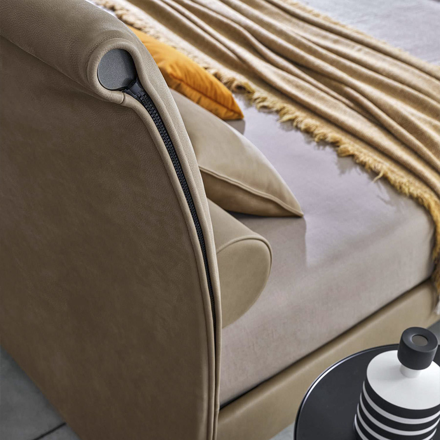 Cama Sail de la firma de diseño Twils en acabado piel marrón y vista detalle del cabezal con cremallera.