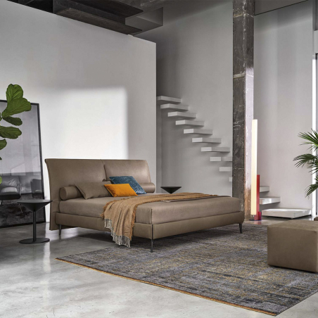 Cama Sail de la firma de diseño Twils en acabado piel marrón y vista ambiente lateral.
