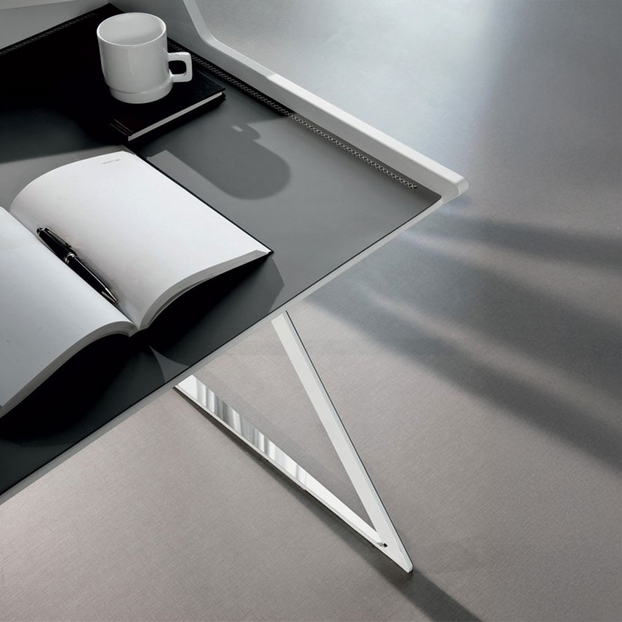 Vista detallada de la tapa con pad tapizado del Escritorio Qwerty de Cattelan Italia