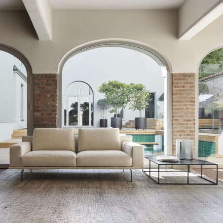 Sofá Etan de la firma de diseño italiana Twils en tapizado beige y vista de ambiente de salón.