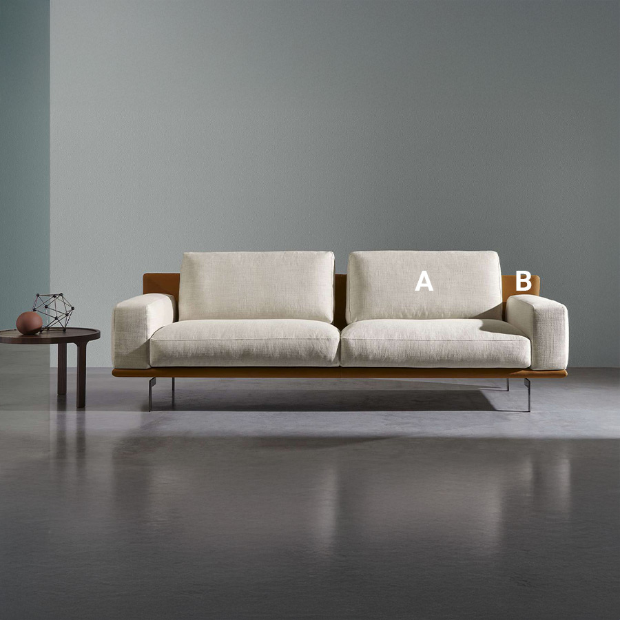 Sofá Etan de la firma de diseño italiana Twils en tapizado beige y piel camel, elección de acabados.