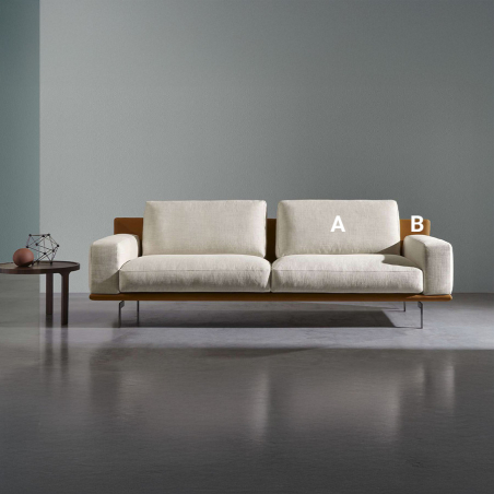 Sofá Etan de la firma de diseño italiana Twils en tapizado beige y piel camel, elección de acabados.