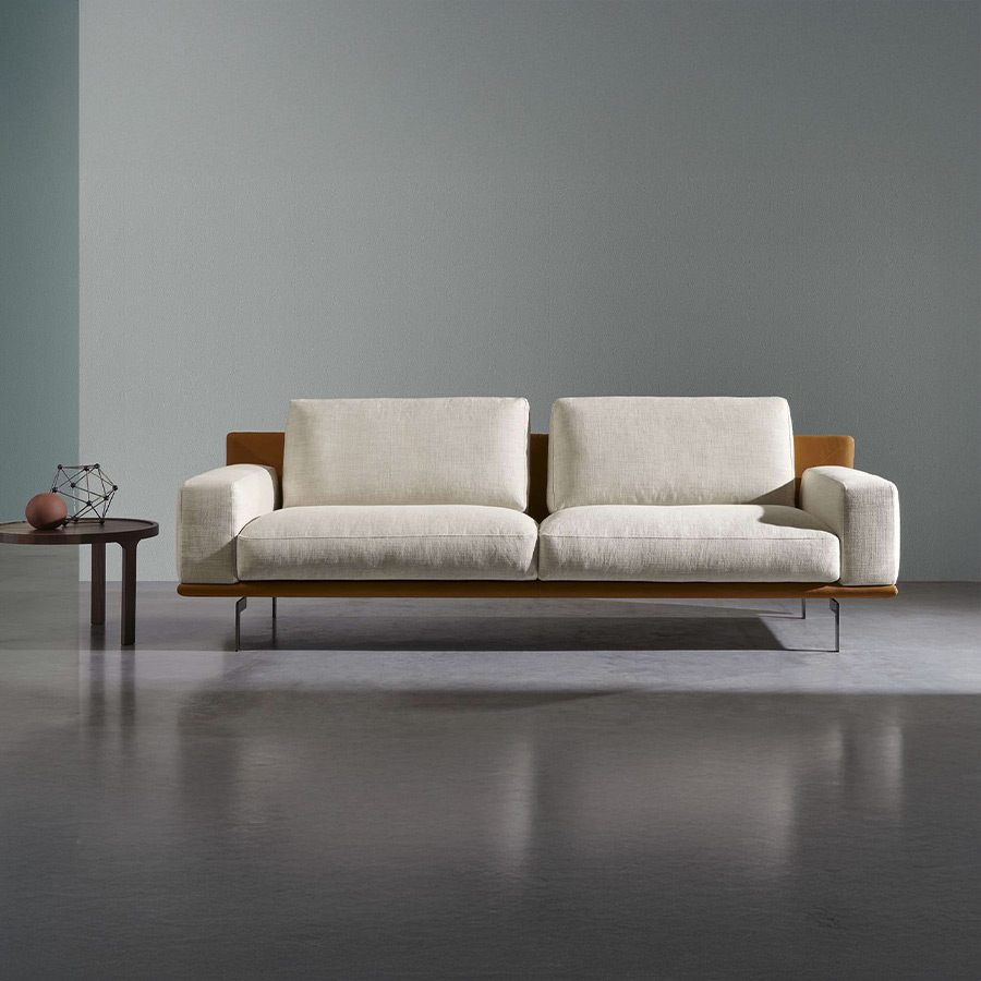 Sofá Etan de la firma de diseño italiana Twils en tapizado beige y piel camel y vista frontal.