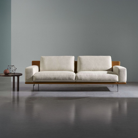 Sofá Etan de la firma de diseño italiana Twils en tapizado beige y piel camel y vista frontal.