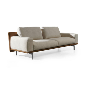 Sofá Etan de la firma de diseño italiana Twils en tapizado beige y piel camel.