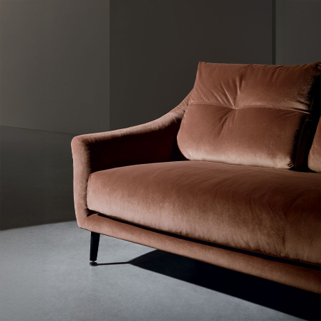 Sofá Ascot de la firma de diseño italiana Twils en acabado terciopelo terracota y vista detalle del tapizado.
