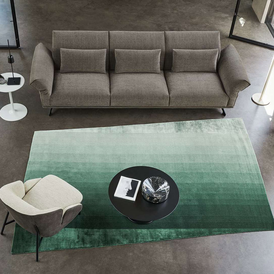 Sofá Wing de la firma de diseño Twils en acabado gris y vista frontal en ambiente.