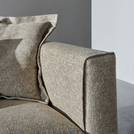 Chaiselongue Antibes de la firma de diseño Twils en acabado crema y vista detalle del brazo.