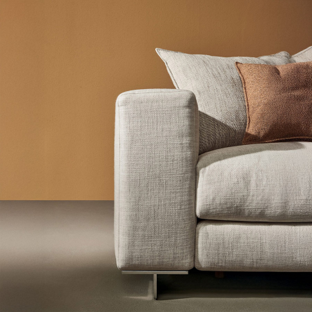 Chaiselongue T-Time de la firma de diseño italiana Twils en acabado beige y vista detalle del brazo.