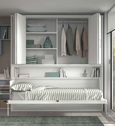 Detalle del dormitorio F-256 con las puertas plegables abiertas y la cama abatible desplegada
