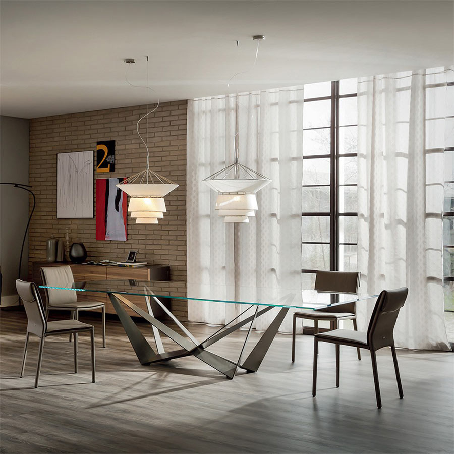 Mesa Skorpio de Cattelan Italia en ambiente de comedor con sillas