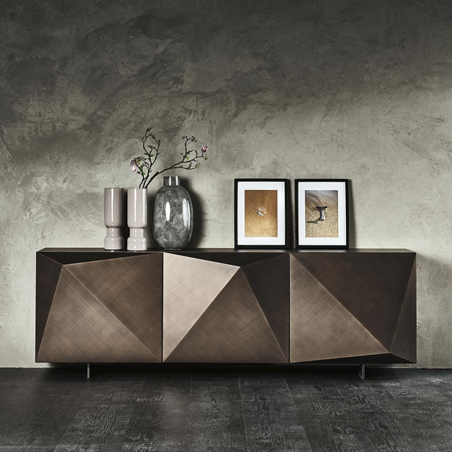Vista frontal del Aparador Kayak de Cattelan Italia, acabado brushed bronze