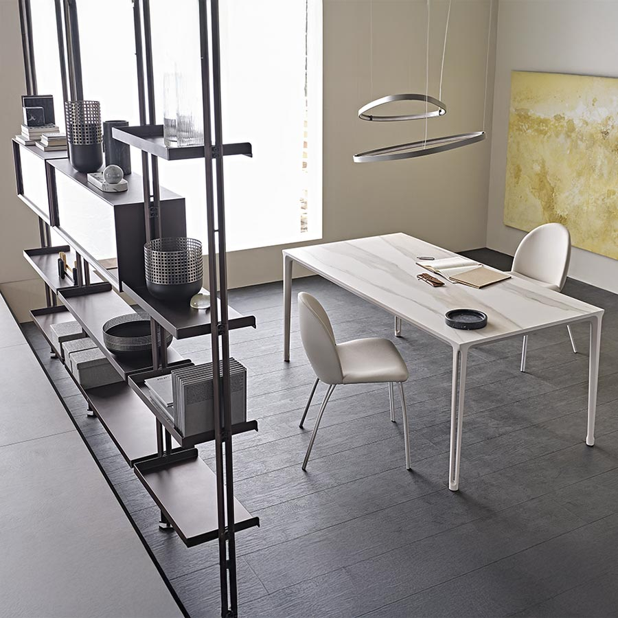 Mesa Boulevard Keramic de Cattelan Italia, acabado del sobre Cerámica Golden Calacatta Mate y estructura gofrado perla