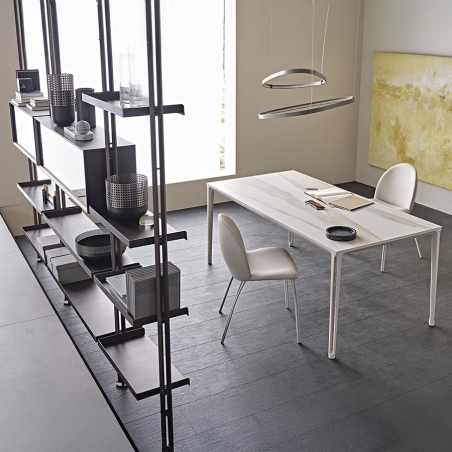 Mesa Boulevard Keramic de Cattelan Italia, acabado del sobre Cerámica Golden Calacatta Mate y estructura gofrado perla
