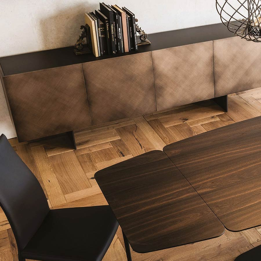 Plano cenital del Aparador Arizona de Cattelan Italia, con una tapa superior en cristal traslúcido barnizado en moka