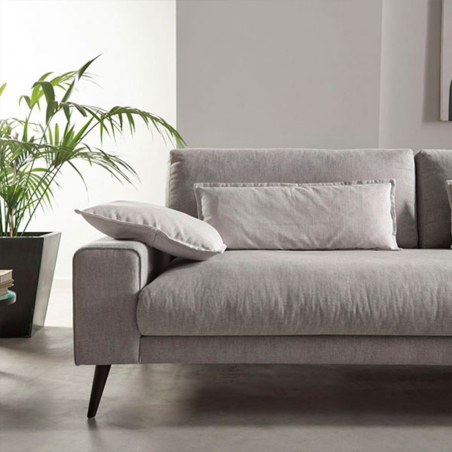 Chaiselongue Dallas de la marca nacional Pedro Ortiz y vista detalle de la pata frontal.