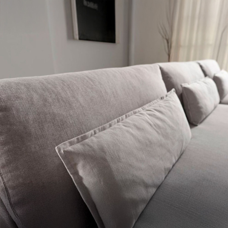 Chaiselongue Dallas de  Pedro Ortiz y vista detalle de la pata del tapizado.
