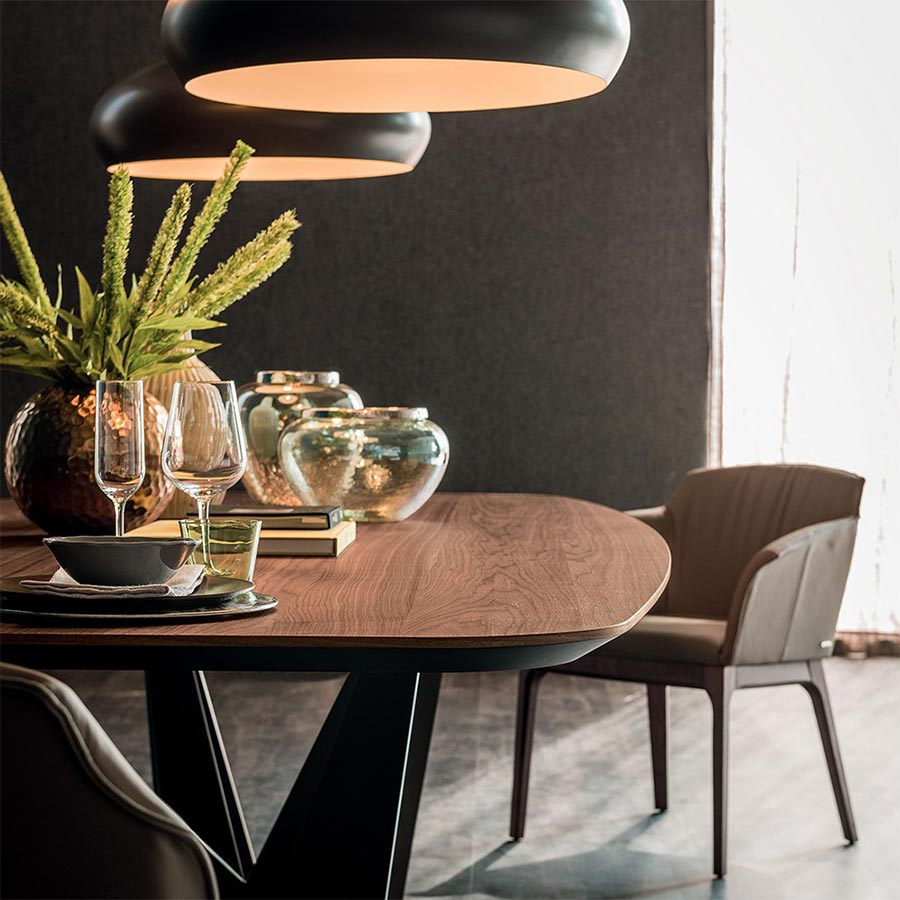 Detalle de la tapa en madera nogal canaletto de la Mesa Skorpio Wood de Cattelan Italia