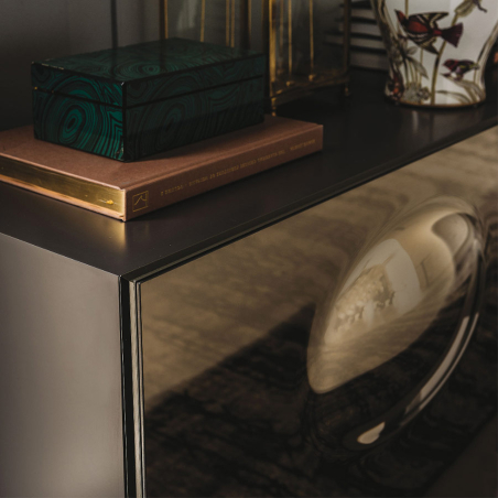 Detalle del Cristal convexo reflejado bronce del Aparador Paramount de Cattelan Italia