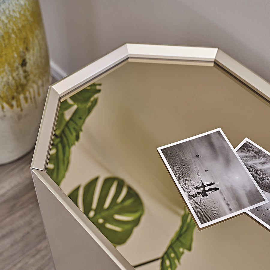 Detalle de la tapa en cristal extraclaro blanco del Mueble TV Chelsea de Cattelan Italia