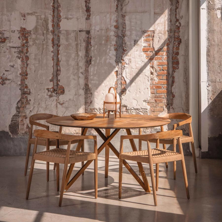 Mesa Spider redonda de PLM Design integrada en ambiente con sillas