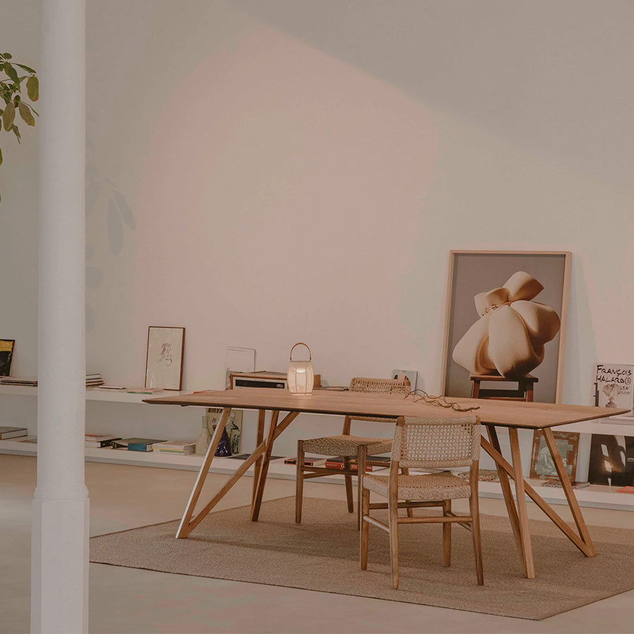 Mesa Spider rectangular de Pilma junto a sillas