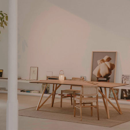Mesa Spider rectangular de Pilma junto a sillas