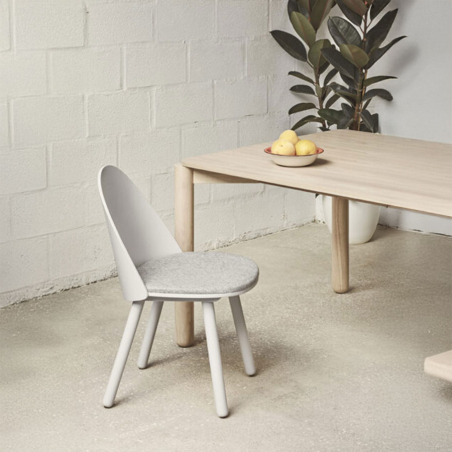 Silla Uma de Teulat junto a mesa