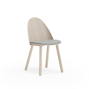 Silla Uma de Teulat, con estructura en madera natural y tapizado del asiento gris