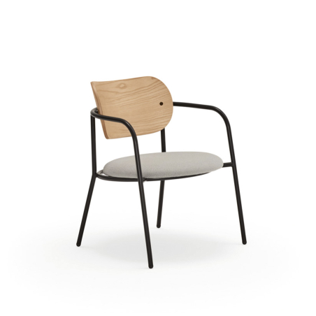 Silla Eclipse de Teulat, con estructura metálica negra, respaldo contrachapado y asiento tapizado