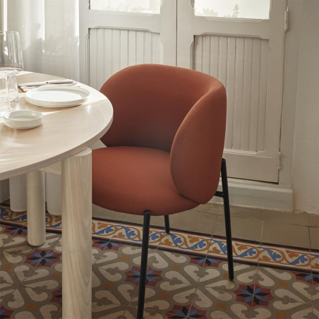 Silla Mogi de Teulat junto a mesa