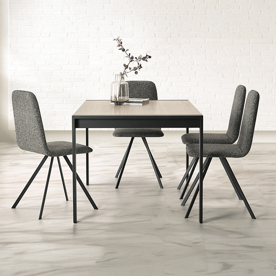 Silla Balvet de la marca nacional Pemi en tapizado gris y vista ambiente de comedor.
