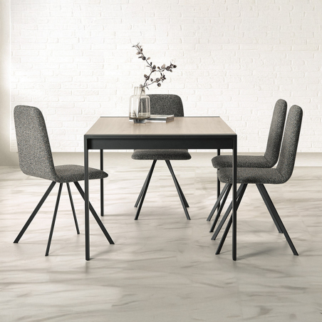 Silla Balvet de la marca nacional Pemi en tapizado gris y vista ambiente de comedor.