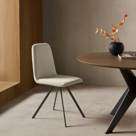 Silla Balvet de la marca nacional Pemi en tapizado Taipei 5 y vista ambiente.