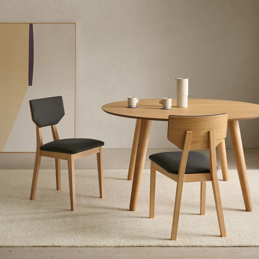 Silla Domus en gris oscuro de Pemi en  vista de ambiente de comedor.