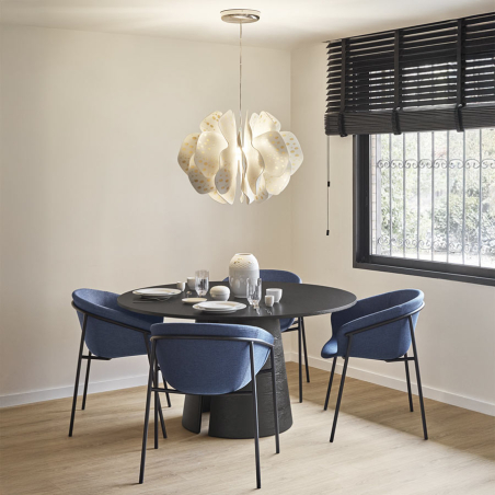 Mesa de comedor Cep de Teulat integrada en ambiente junto a ventana