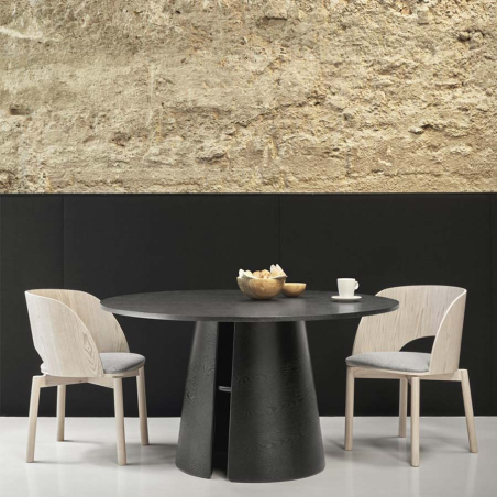 Mesa de comedor Cep de Teulat en ambiente con sillas