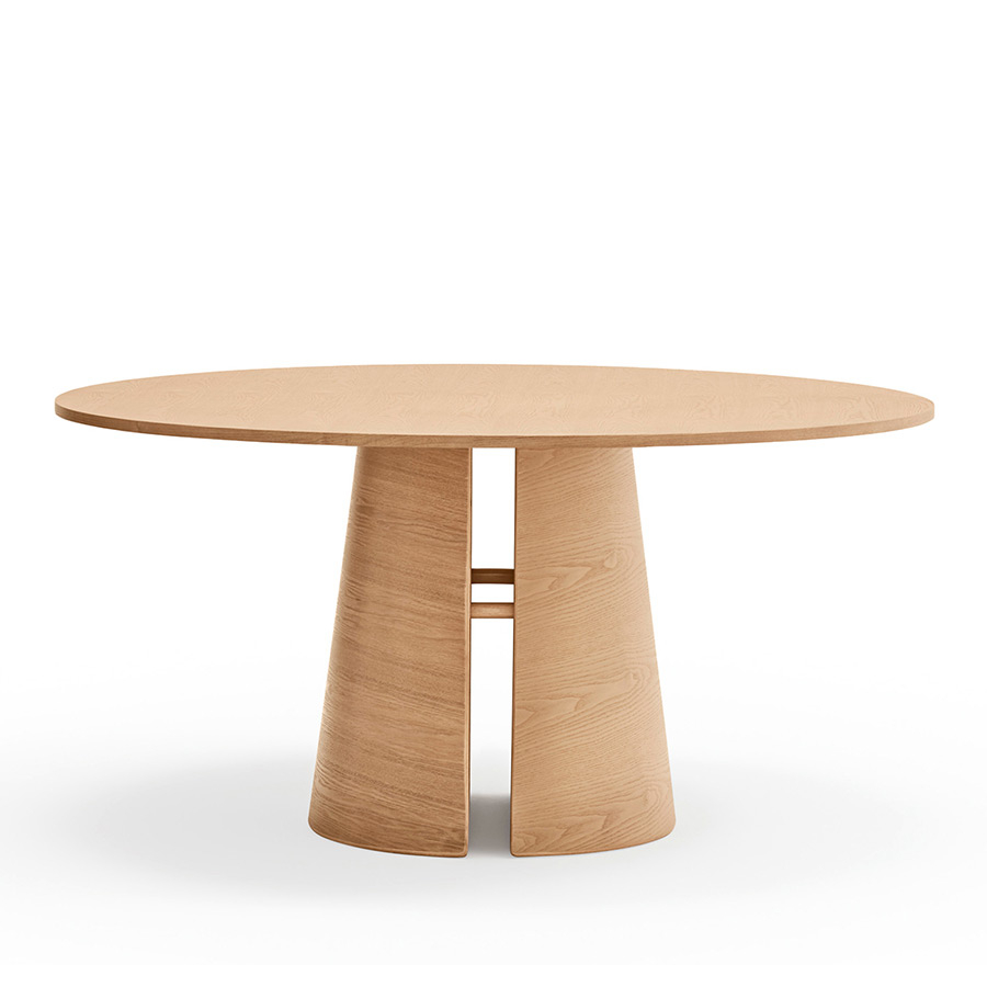 Mesa de comedor Cep de Teulat, fabricada en madera acabado roble y con pies redondeados