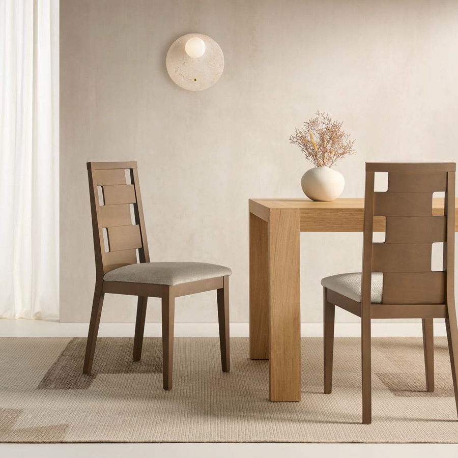 Silla Sala de Pemi Mobiliario en tapizado Bergamo 2 y vista de ambiente.