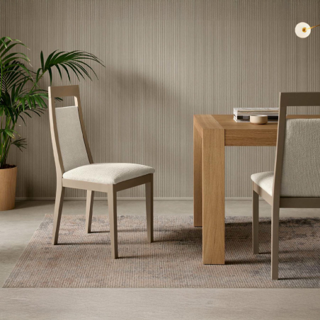 Silla Kelly de la marca Pemi Mobiliario en tapizado Arnol 4 y vista de ambiente.