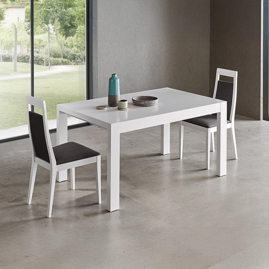 Silla Kelly de la marca Pemi en tapizado negro y madera blanca y vista de ambiente.