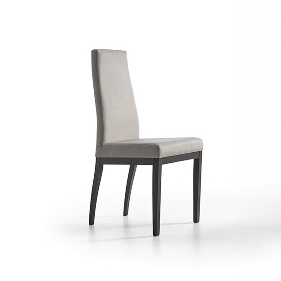 Silla Magic de la marca nacional Pemi en tapizado gris y patas negras.